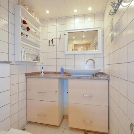 Dom wakacyjny 4 Bedroom Awesome In Romo *